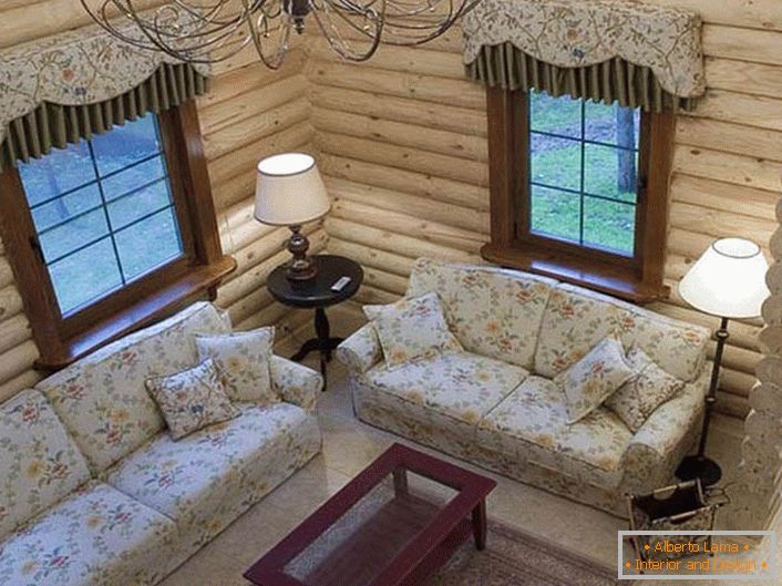 Refinado sala de estar em estilo Inglês para uma pequena cabana de caça. Um lugar aconchegante para noites quentes e românticas.