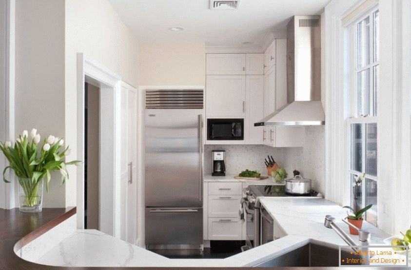 Design de interiores de cozinha em tons brancos