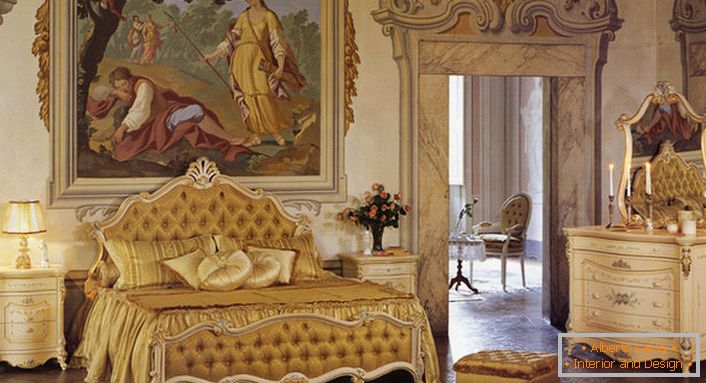 Quarto em estilo barroco em cores douradas. A parede na cabeceira da cama é decorada com uma enorme pintura antiga.
