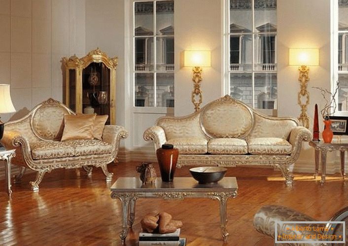 Uma sala de estar barroca em um apartamento típico da cidade.
