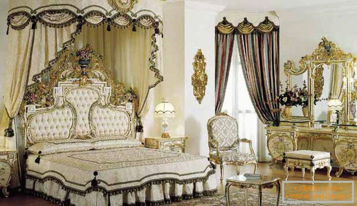 No centro da composição é uma cama de dossel. De acordo com o estilo do barroco na sala é uma penteadeira maciça com acabamento em ouro.