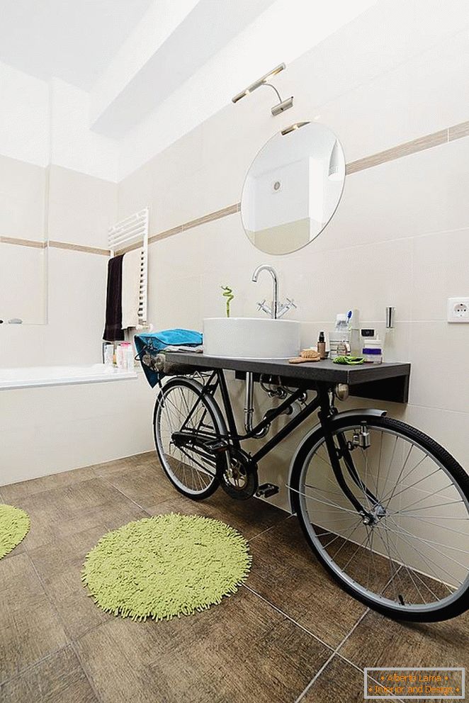 Um lavatório incomum na bicicleta no banheiro