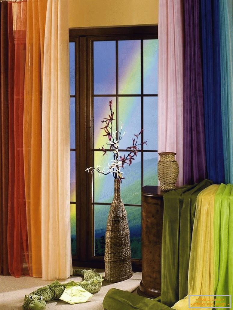 Cortinas multicoloridas na janela