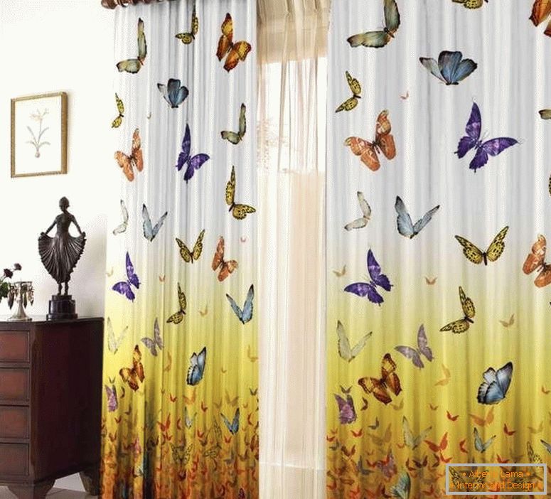 Cortinas com borboletas no quarto