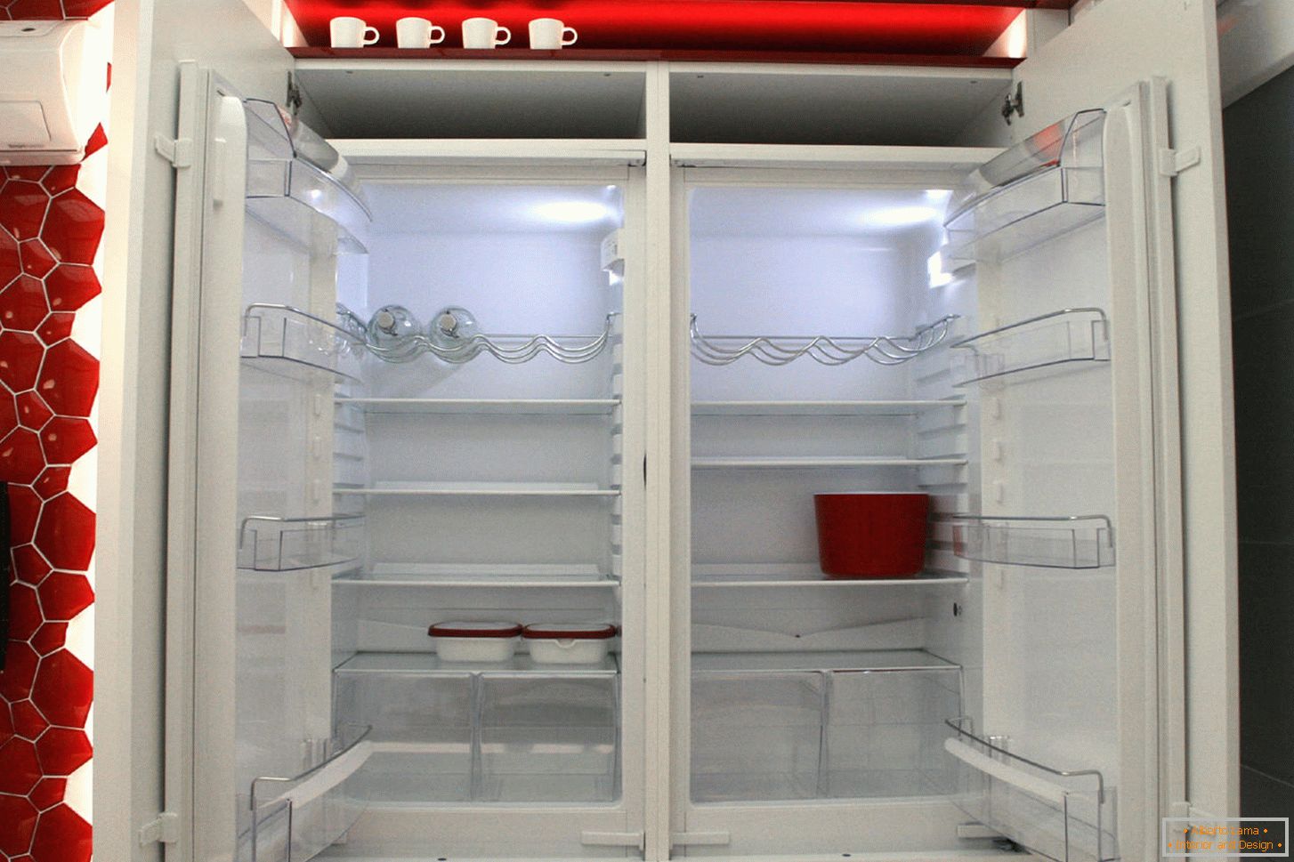 Refrigerador moderno no interior da cozinha
