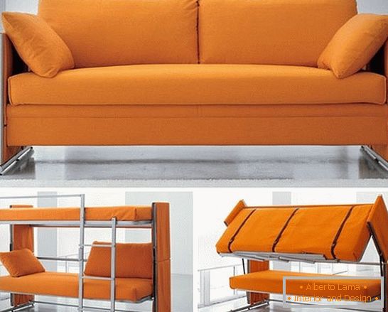 Mobiliário-transformador do sofá em uma cama de dois níveis