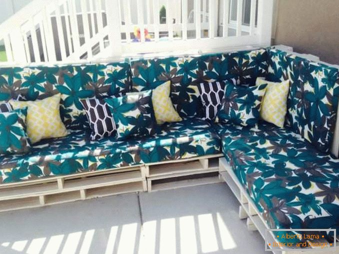 Mobiliário de jardim - um sofá de paletes com suas próprias mãos