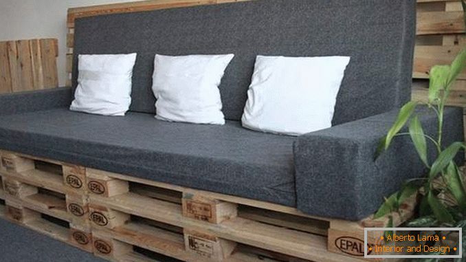 Um sofá simples feito de paletes de madeira