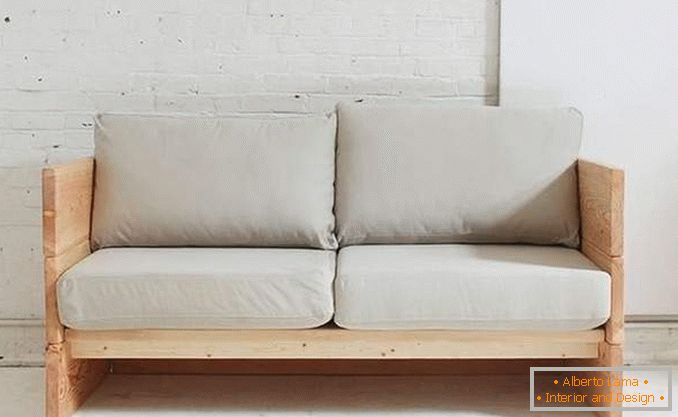 Pequeno sofá de madeira com as mãos em casa