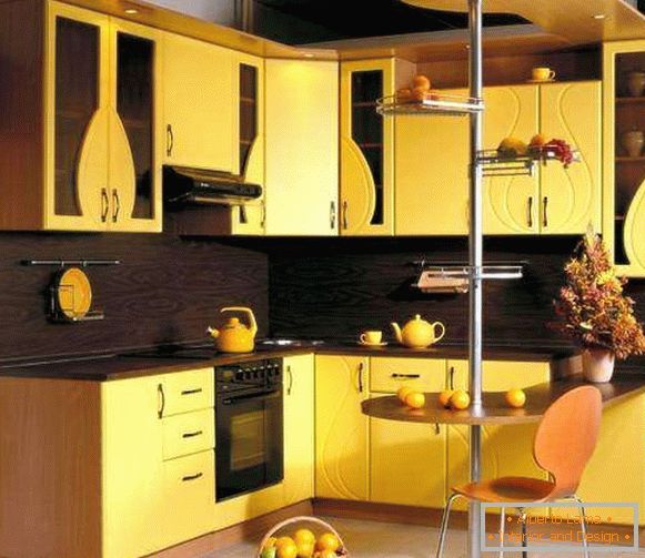 Cozinha de canto amarela com barra de café da manhã
