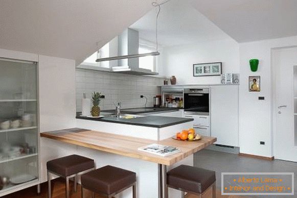 Cozinhas angulares com um balcão de bar - uma foto de design incomum