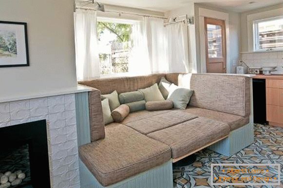 grande sofá-cama de canto na cozinha