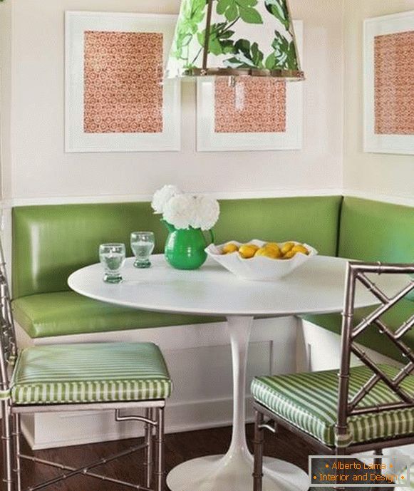 pequeno sofá de canto verde na cozinha