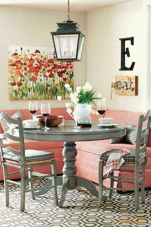pequeno sofá de canto rosa na cozinha