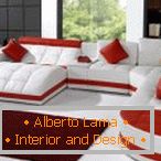 Sofá vermelho e branco no interior