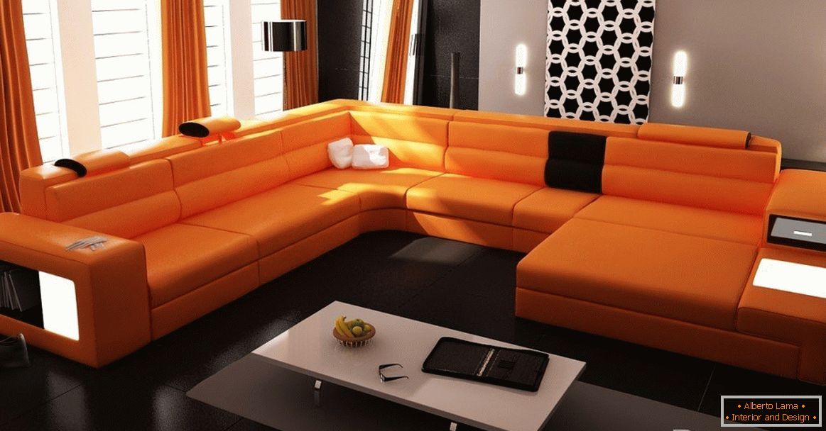 Sofá laranja em uma sala de estar estrita