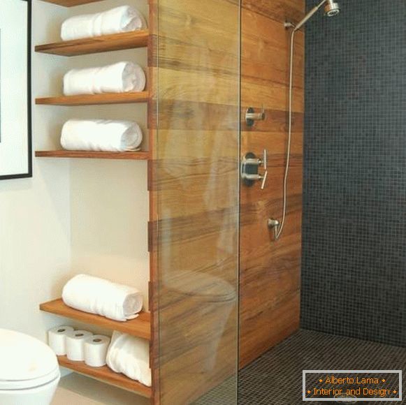 Casa de banho com prateleiras de madeira