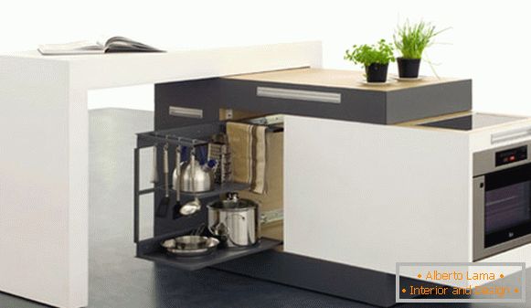 O interior de uma cozinha muito pequena: um conjunto de cozinha móvel