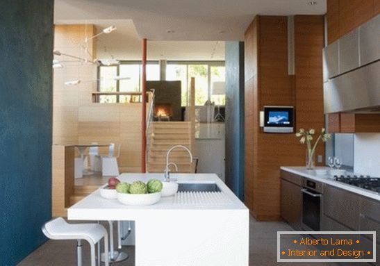 Acentos de cor brilhante no design da cozinha