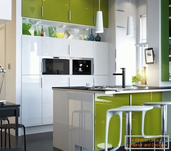 Acentos de cor brilhante no design da cozinha
