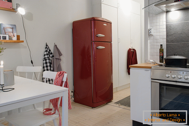 Cozinha de um pequeno apartamento em estilo escandinavo