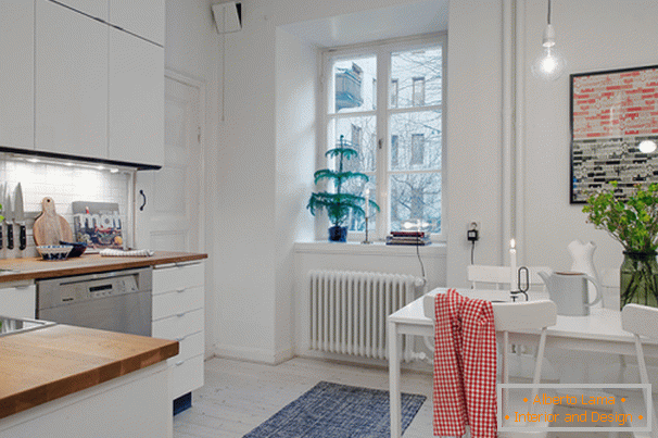 Cozinha com área de jantar de um pequeno apartamento em estilo escandinavo
