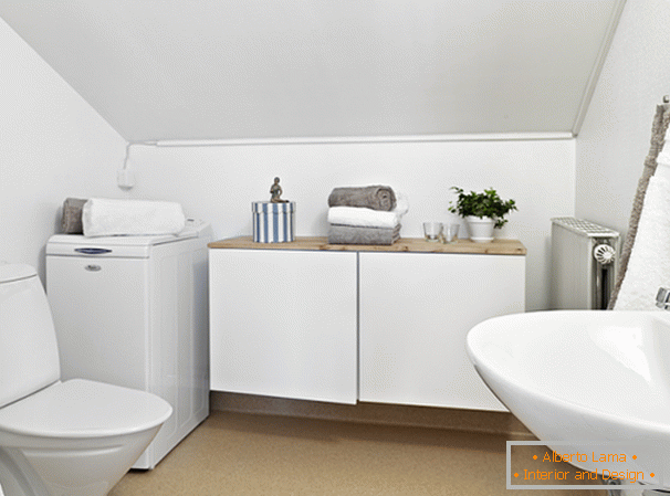 Banheiro compacto em cor branca