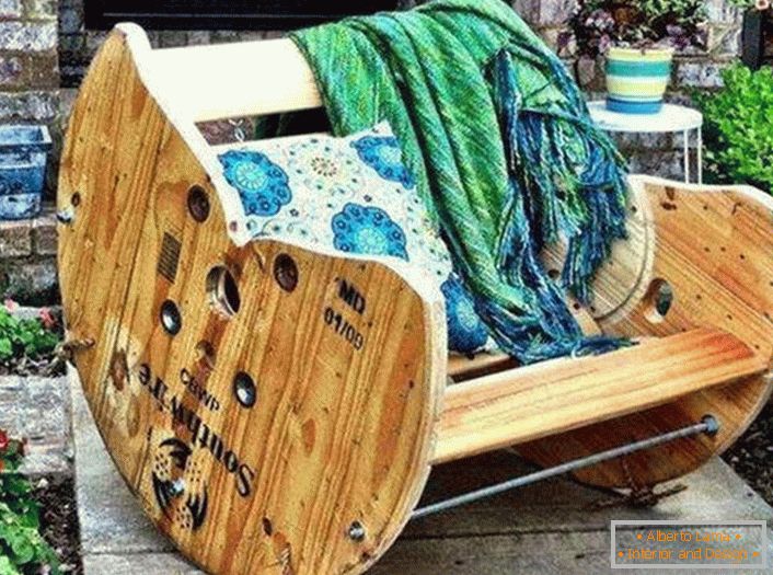 Uma cadeira de balanço feita de madeira para um quintal rural foi criada por um mestre em casa.