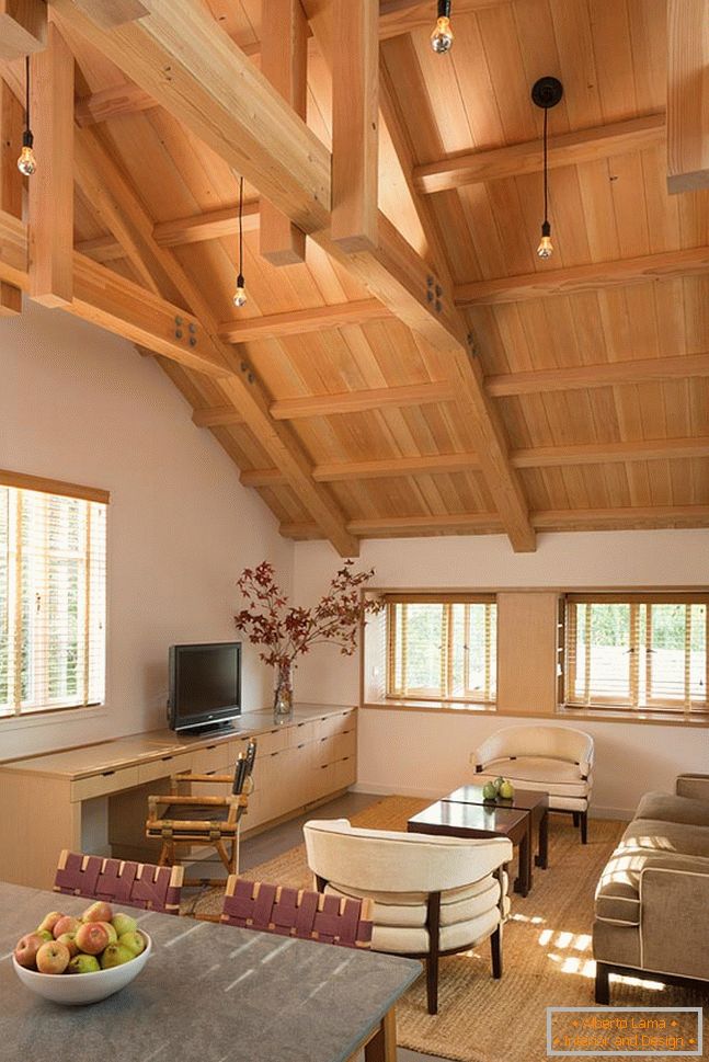 Interior de uma pequena casa de madeira - гостиная
