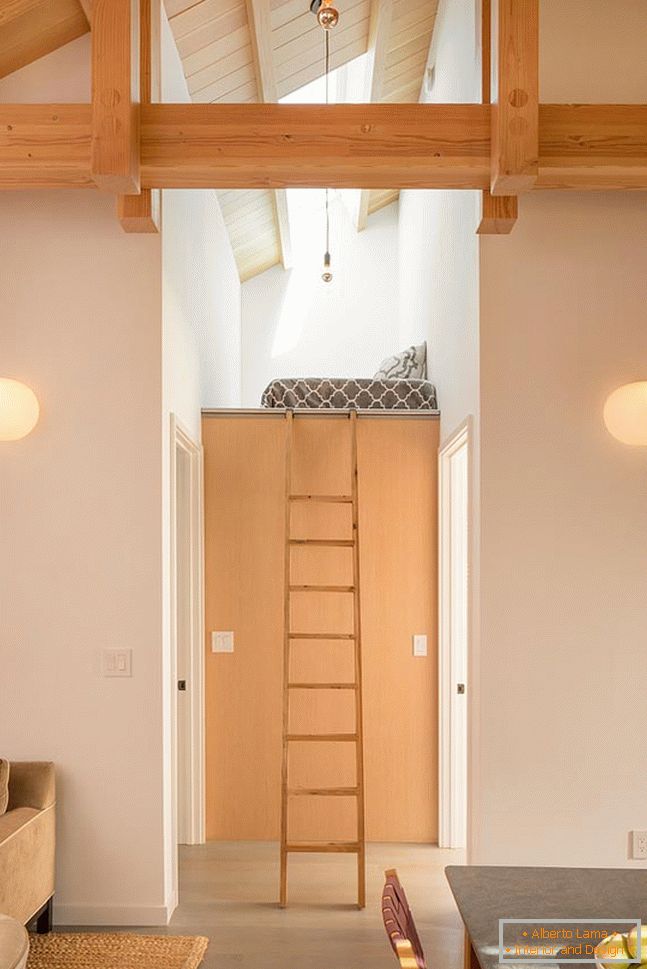 Interior de uma pequena casa de madeira - второй уровень