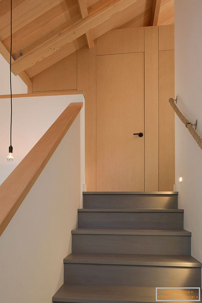 Interior de uma pequena casa de madeira - лестница