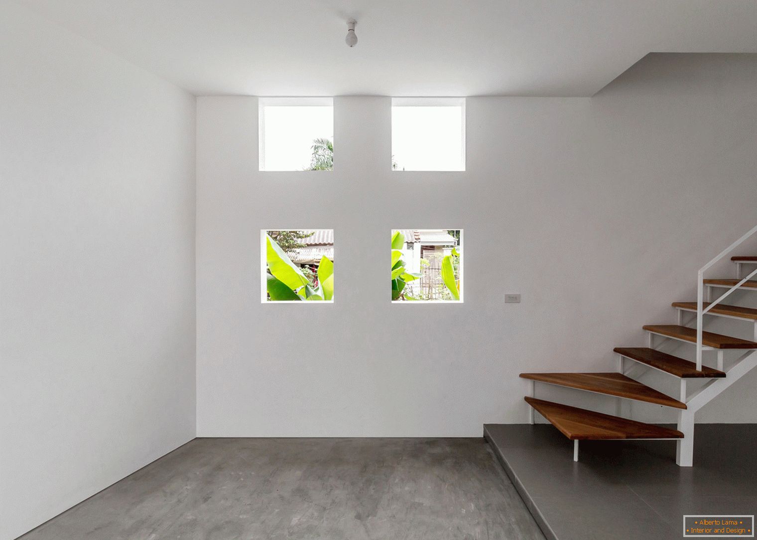 Pequenas janelas em uma casa de concreto estreito