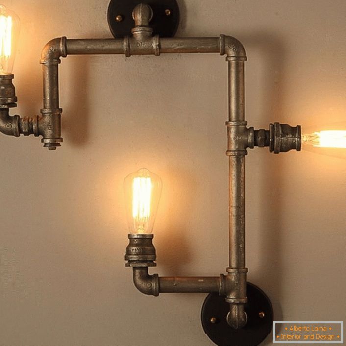 A lâmpada emite um brilho suave. Uma excelente opção para decorar um pequeno corredor em estilo campestre.