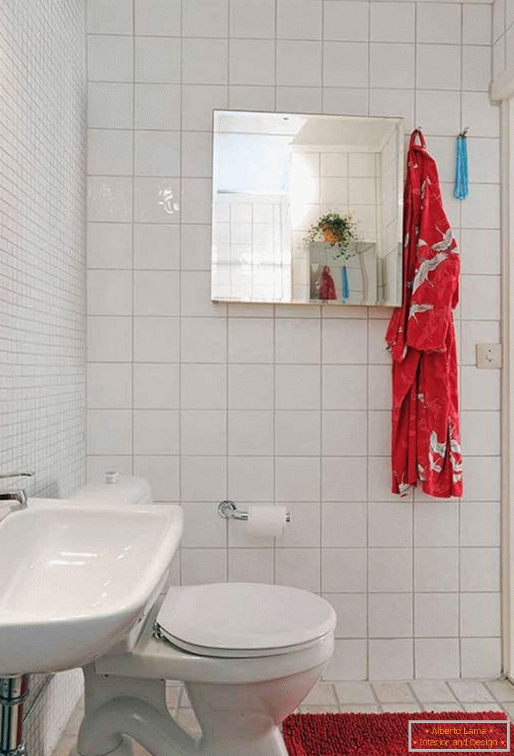 interesting-design de banheiro pequeno-with-toilet-and-washing-stand-plus-red-bath-mat-on-white-tiles-flooring-as-well-as-mirrored-recessed-medicine-cabinets-744x1095