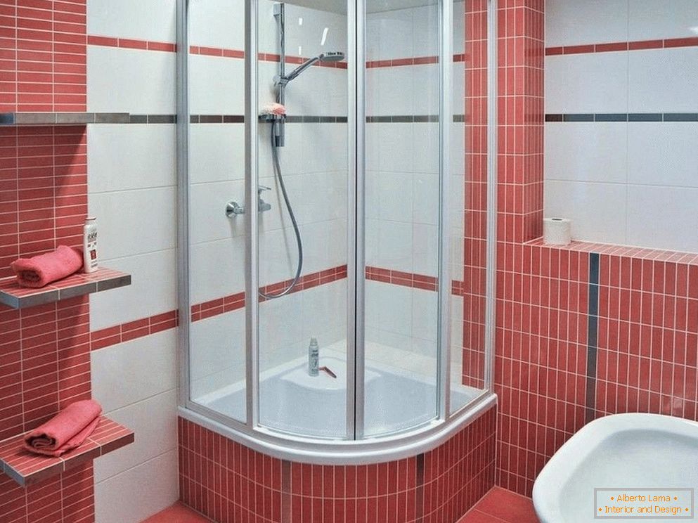 Cabine de duche no banheiro branco e rosa