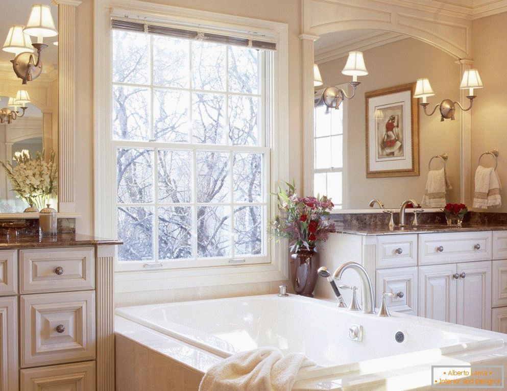 Interior em estilo clássico com casa de banho perto da janela