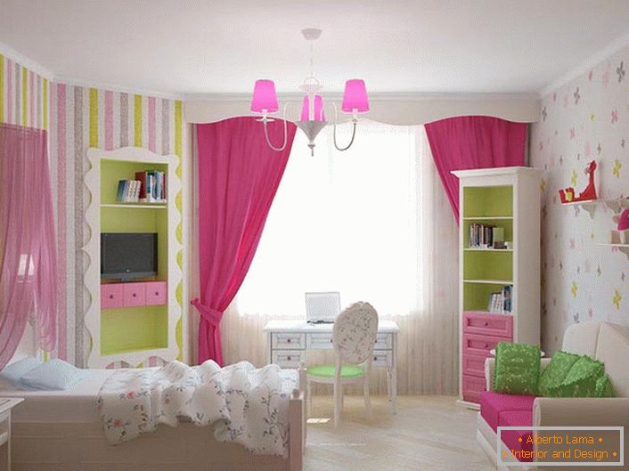 A sala da jovem princesa é decorada com cores clássicas de menina. Os toques de rosa brilhante tornam o interior luminoso e colorido. 