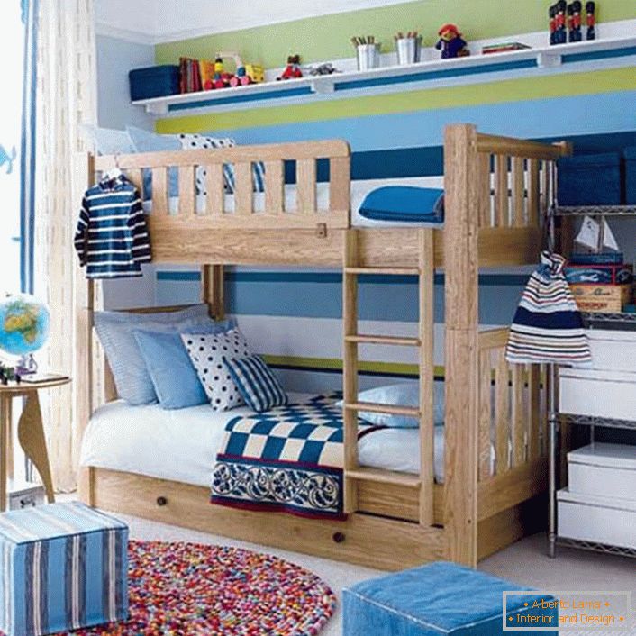 Um pequeno quarto de crianças para meninos é decorado em estilo escandinavo.