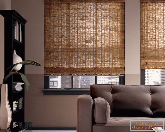 Cortinas de elevação feitas de bambu - uma versão não padronizada do design interior de uma moderna sala de estar ou escritório espaçosa.