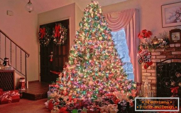 Grande árvore de natal bonita