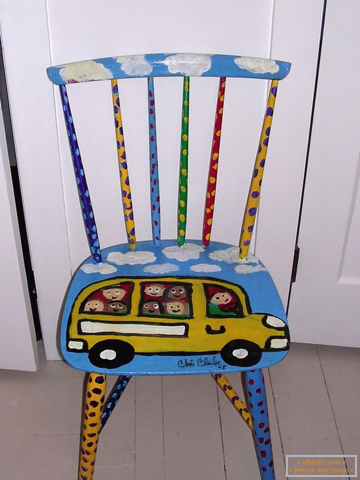 Cadeira colorida com um padrão