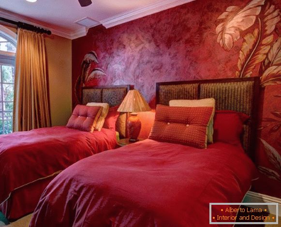 Foto de estuque vermelho veneziano no interior do quarto