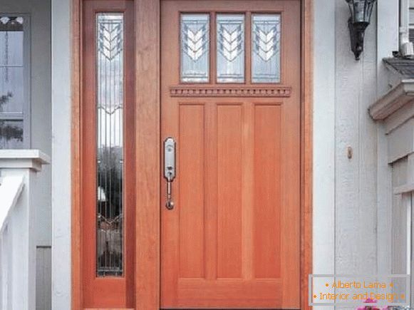 portas de entrada de madeira para uma casa particular, foto 8