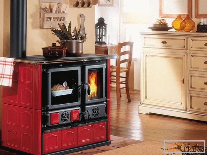 A lareira nas cores vermelha e preta é uma decoração da cozinha no estilo da Provença.