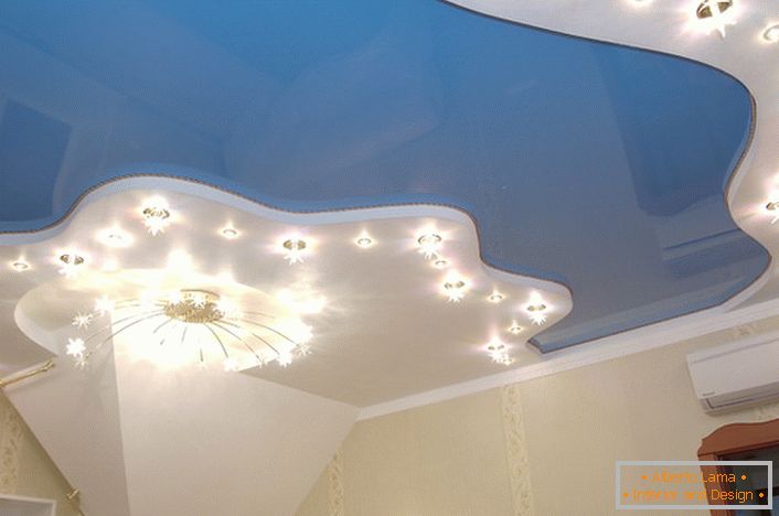 Uma combinação clássica de azul e branco no design de tetos flexíveis.