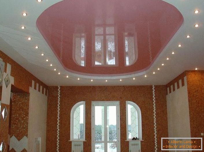 Teto oval rosa com iluminação LED em uma grande sala em uma casa de campo.