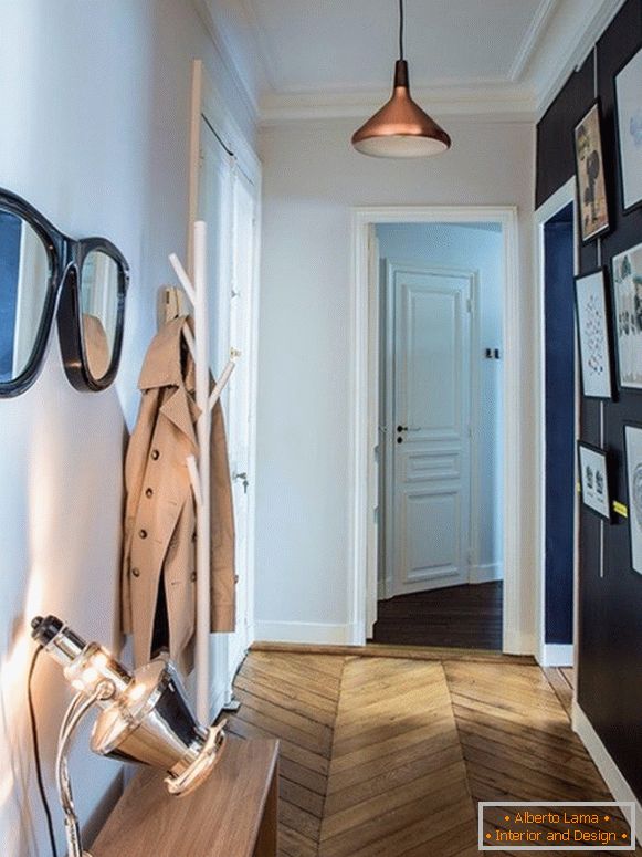 Papel de parede combinado para um corredor em uma foto de apartamento 5