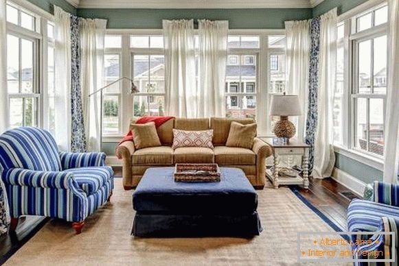 Diferentes padrões e cores de cortinas na sala de estar