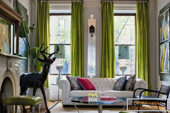Cortinas verdes brilhantes no design da sala de estar