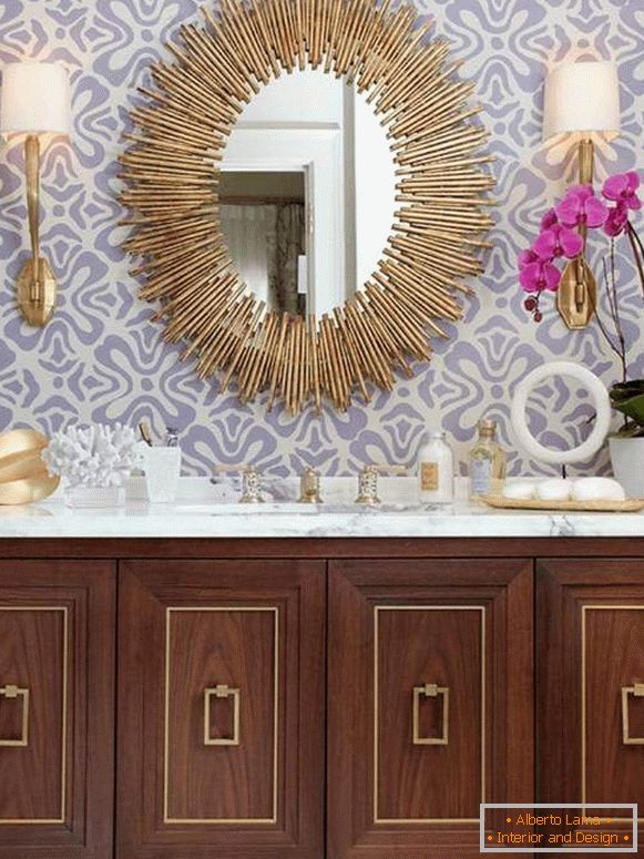 Lindo espelho na foto do banheiro